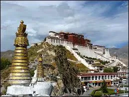 Dans quelle ville se trouve le Potala, ancien palais du dalaï-lama ?