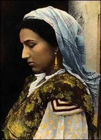 Quelle est son origine ? Elle descend de tout un ensemble de peuples qui, dans le courant du IIIe millénaire, émigrèrent de la péninsule Arabique vers la Mésopotamie et L'Égypte.