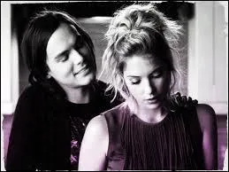 Dans quelle série apparaissent Hanna et Caleb ?