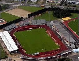 Comment s'appelle le stade des Chamois niortais ?