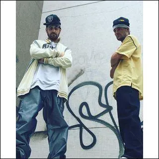 Quelles sont les musiques inventées dans "Touche pas à mon poste" ?