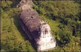 Quelle est la forme de cette église indonésienne ?