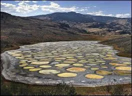 Dans quel pays le lac tacheté appelé "Spotted Lake" est-il situé ?