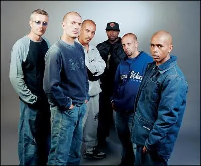 A cette occasion quel est ce groupe qui chante "Je danse le Mia" ?