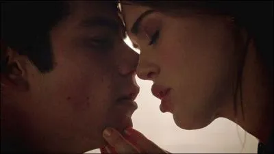 Pourquoi Lydia embrasse-t-elle Stiles dans les vestiaires ?
