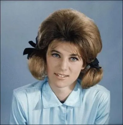 Quelle chanteuse a connu son premier succès avec "L'Ecole est finie" ?