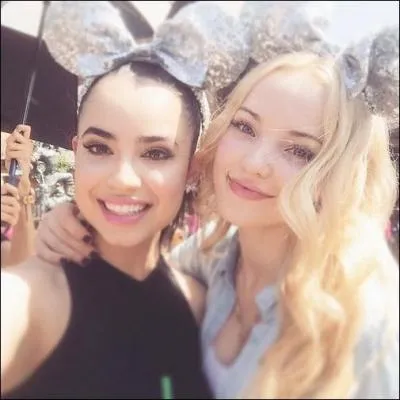 Dove Cameron a-t-elle vraiment une jumelle ?