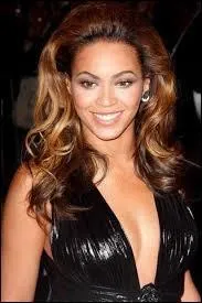 Qui est cette tr&egrave;s belle chanteuse ?