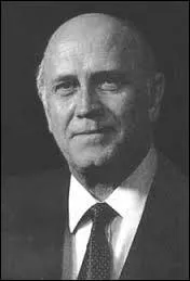 Il a joué un rôle important à côté de Mandela dans la fin du régime de l'apartheid. Il s'appelle :