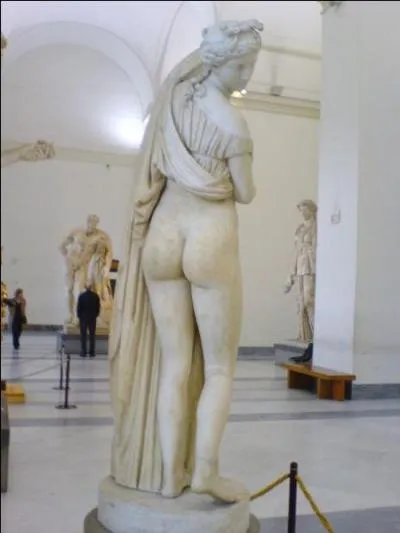 Quelle est la particularité d'une statue callipyge ?