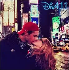 Avec qui Dove Cameron est-elle en couple ? (octobre 2015)