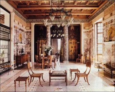 On peut aujourd'hui se faire une id&eacute;e de la vie quotidienne des Grecs ais&eacute;s, en visitant une magnifique demeure patricienne reconstitu&eacute;e jusque dans les moindres d&eacute;tails, de la salle &agrave; manger au patio, de l'andr&ocirc;n au gyn&eacute;c&eacute;e. Comment s'appelle-t-elle ?