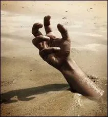 Un corps pris dans un sable mouvant est aspiré vers le fond.