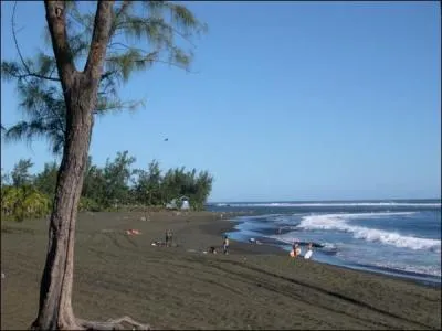 Sur quelle île peut-on bronzer sur cette plage de sable noir à l'Etang-Salé ?