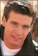 A qui Roch Voisine s'adresse-t-il "seul sur le sable, les yeux dans l'eau" en 1989 ?