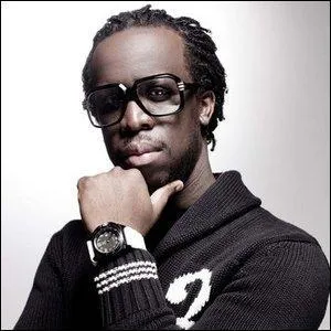 Il s'appelle Youssoupha et une de ces chansons titrée "Légende d'automne" commence par ces paroles : 
"Entre le tout, le rien, la frontière parfois toute fine
La vie n'est qu'un coup d'rein, la mort n'tient qu'à un coup d'fil".
Quel est son genre musical ?