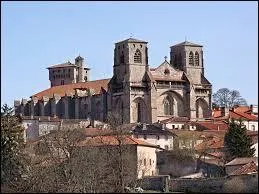 Dans quel département français se situe la commune de La Chaise-Dieu, connue pour son abbaye gothique et son festival ?