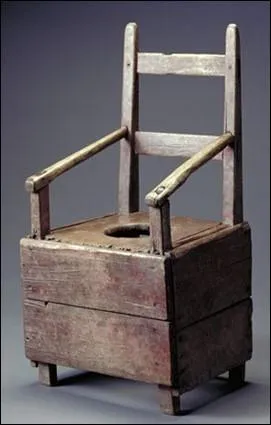 Siège dans lequel a été aménagée une ouverture, généralement circulaire, afin de l'utiliser comme lieu d'aisance :