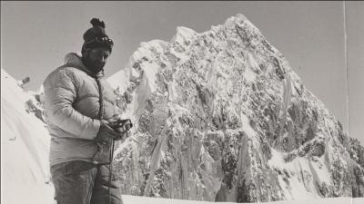 Le PGHM (Gendarmerie de Haute Montagne) a été créé, suite à un drame survenu en 1956 alors que 2 touristes, partis faire l'ascension du Mont Blanc, se sont retrouvés bloqués sur un sérac dans la tempête. Quel grand alpiniste chamoniard, (compagnon de cordée de Lachenal et Herzog dans l'Annapurna), organisa une caravane de secours ?