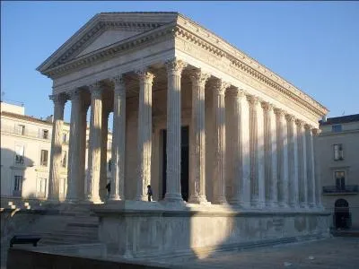 La Maison carrée de Nîmes est :