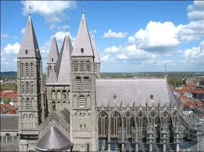 Tournai, en Belgique, est connue pour &ecirc;tre "La ville aux ... clochers" dont quatre sans cloche. Combien y a-t-il alors de clochers ?