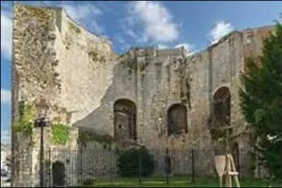 Dans quelle ville de l'Oise alors assiégée, Jeanne d'Arc fut-elle faite prisonnière par les Bouguignons, lors d'une sortie, le 23 mai 1430 ? Photo : Ruines de l'ancien château-fort dont il ne reste plus que cette tour, appelée "Tour Beauregard" ou "Tour Jeanne d'Arc" en l'honneur de cette dernière qui fut capturée à proximité.