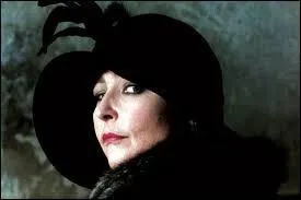 Si vous trouvez votre mère affreuse, pensez à Folcoche, qui est la pire mère du monde. Cruelle et sans amour pour ses enfants, elle les frappe, les rase, les punit et les force à porter de gros souliers, entre autres. Quel est son véritable nom ?