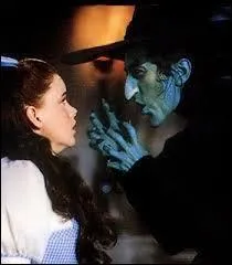 Connaissez-vous la sorcière de l'Ouest ? Cette vilaine femme fait tout pour voler la botte de l'héroïne du film, qui appartient à sa défunte sur. Comment le personnage principal du film s'appelle-t-il ?