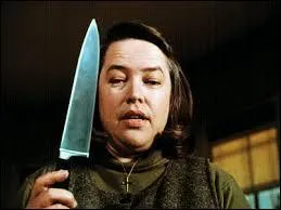 Annie Wilkes est une grande lectrice, qui ira jusqu'à séquestrer son écrivain favori. Lorsque son dernier roman sorti ne lui a pas plu, elle le privait de manger pendant plusieurs jours. Que lui fera-t-elle lorsqu'il tentera de s'enfuir ?