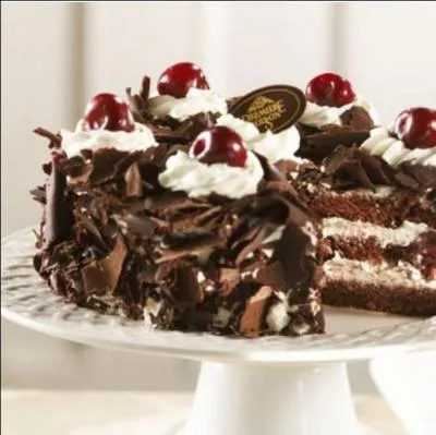 Vrai ou faux - La forêt-noire est un gâteau parfumé au kirsch.