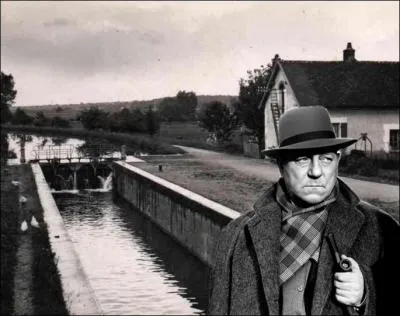 Dans cette intrigue se déroulant principalement sur les bords de la Seine entre Paris et Charenton, Maigret s'y prénomme Joseph et non Jules et est à six jours de sa retraite...