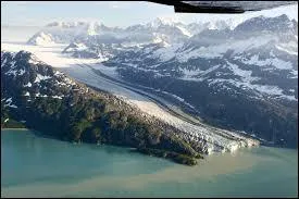 Quelle est la grande ville qui se trouve à côté de la baie des Glaciers ?