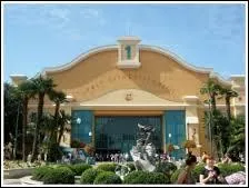 Comment s'appelle l'autre parc plus petit que le Disneyland Park ?