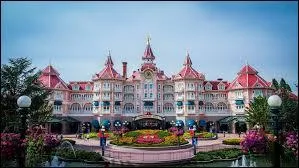 Comment s'appelle l'hôtel situé à l'entrée du parc ?