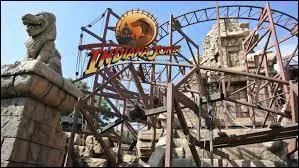 Quelle est la particularité de l'attraction Indiana Jones et le Temple du Péril ?