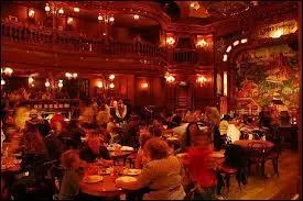 Dans quel restaurant de Frontierland peut-on manger avec des personnages Disney ?