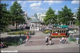 Comment s'appelle le petit square après l'entrée, dans Main Street ?