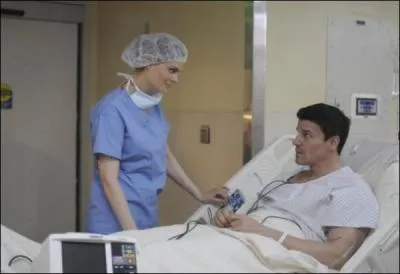Pourquoi Booth est sur un lit d'hôpital ?
