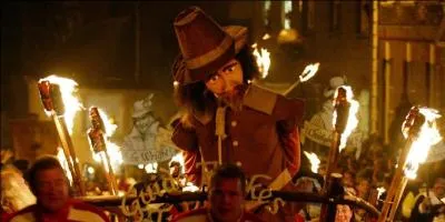 Pendant qu'une partie de la population célèbre traditionnellement Halloween, la majeure partie de la Grande-Bretagne fête plutôt le Guy Fawkes Night. Guy Fawkes était un traître anglais qui avait conspiré contre le Parlement anglais et qui a fini par être exécuté. Lors de cette nuit, des feux de joie sont allumés pour brûler des portraits à l'effigie du félon. Quand cette fête est-elle célébrée ?