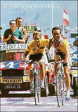 Qui accompagnait Bernard Hinault lorsqu'ils franchirent main dans la main l'arrivée d'une étape du Tour de France 1986 à l'Alpe d'Huez ?