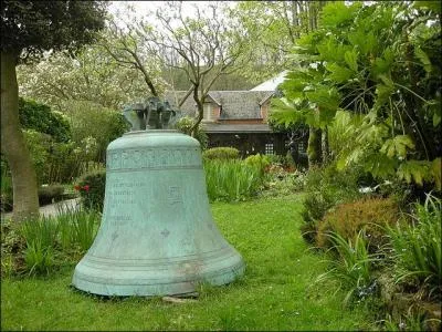 Les Sourdins ou Théopolitains, habitants de Villedieu-les-Poêles (50) savent tous qu'ils logent dans la capitale du/de la ...