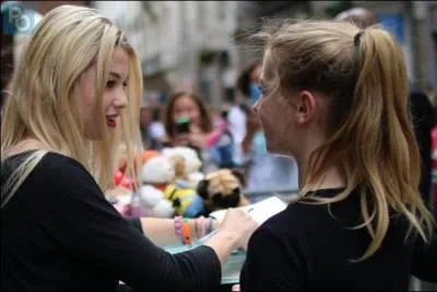 Que fait-elle sur cette photo ?