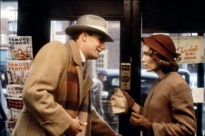 Que fait le héros dans la "Rose pourpre du Caire" de Woody Allen ?