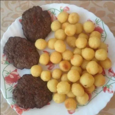 De quoi sont accompagnés ces steacks hâchés ?