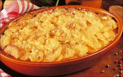 Quel est ce gratin qui se cuit dans un plat frotté à l'ail ?
