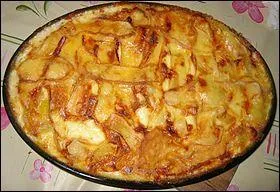 Reblochon et lardons mélangés à des pommes de terre et de la crème fraîche, puis le tout passé au four, pour obtenir :