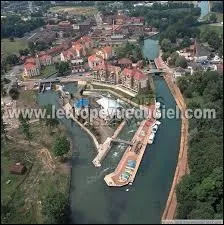 Nous survolons Saint-Laurent-Blangy. Ville de l'arrondissement d'Arras, elle se situe en r&eacute;gion ...