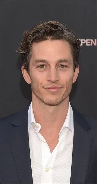 Cet homme est professeur au lycée de Lakewood, il s'est retrouvé en prison car il a été piégé par Ghostface. Comment s'appelle-t-il ?