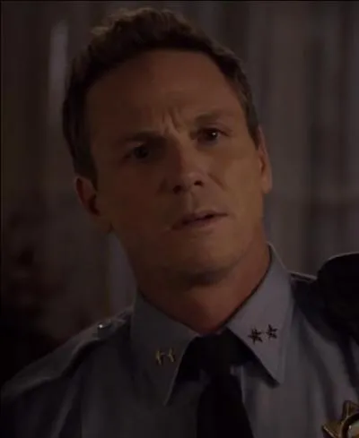 C'était le shérif en chef de la ville de Lakewood, il meurt le corps coupé en deux par des fils barbelés durant l'épisode 10. Comment se nommait-il ?