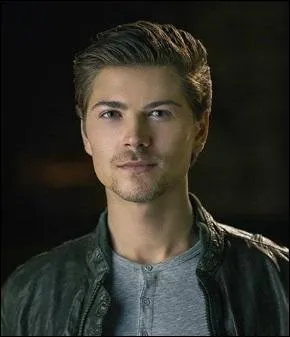 Ce garçon est très mystérieux, il se rapproche énormément d'Emma puis finit par sortir avec elle. Qui est-ce ?